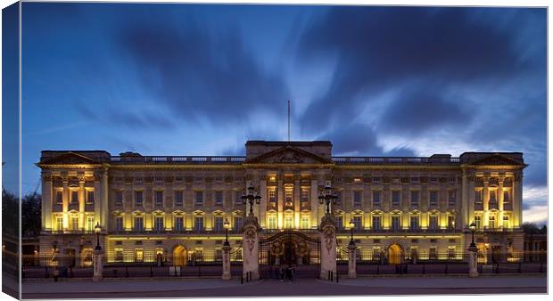 Buckingham palace at night Canvas Print by Stephen Taylor