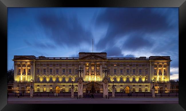 Buckingham palace at night Framed Print by Stephen Taylor