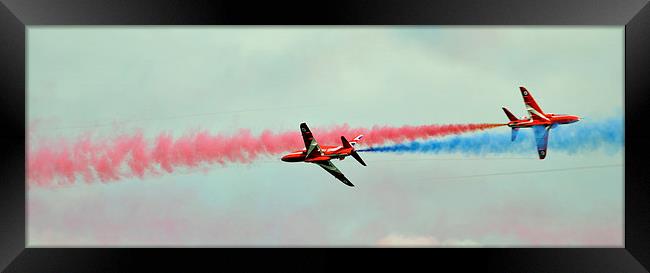  The red arrows 2015 head on pass Framed Print by Andy Stringer
