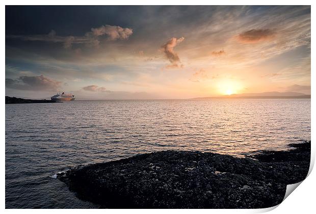  Queen Mary 2  Print by Grant Glendinning