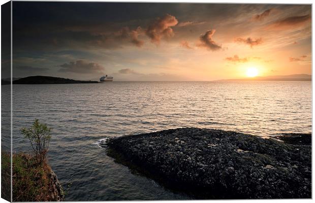  Queen Mary 2 Sunset Canvas Print by Grant Glendinning