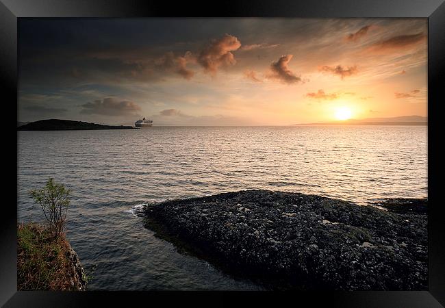  Queen Mary 2 Sunset Framed Print by Grant Glendinning