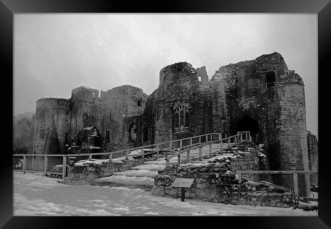 Goodrich Castle Framed Print by les tobin