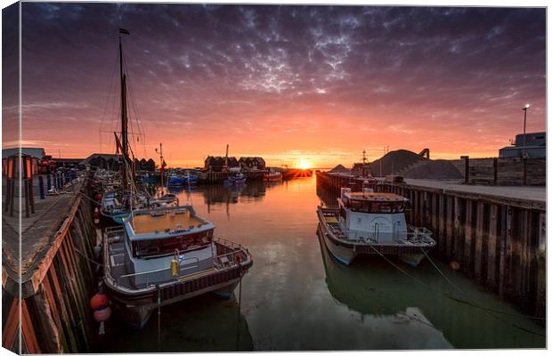  Whitstable Sunset Canvas Print by Ian Hufton