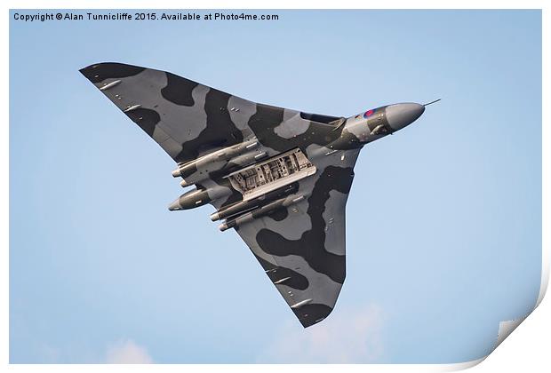  Avro Vulcan Bomber XH558 Print by Alan Tunnicliffe