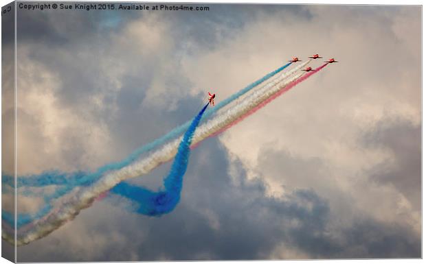  Red Arrows over Southampton Canvas Print by Sue Knight