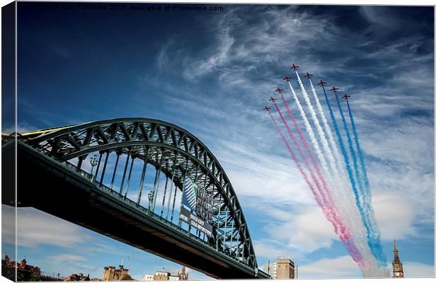  Red Arrows Flying Over The Tyne Bridge Canvas Print by Ray Pritchard