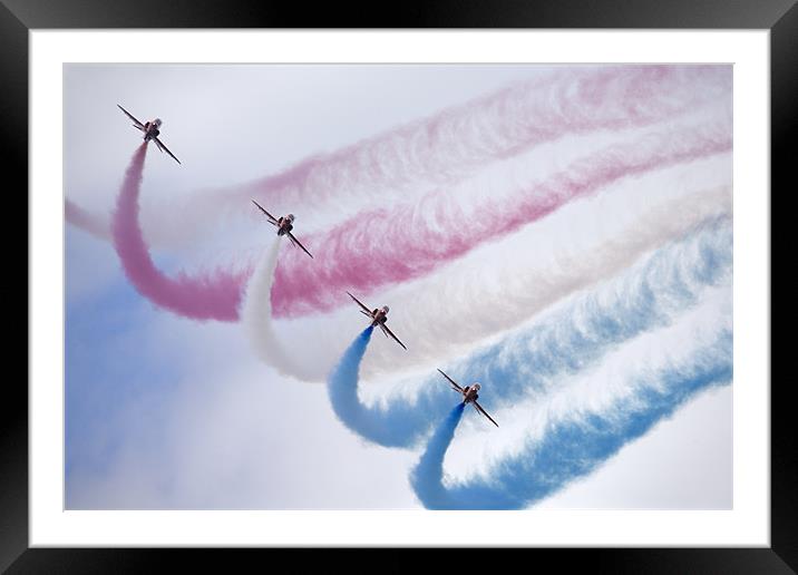 The Red Arrows at Farnborough Airshow Framed Mounted Print by Ian Middleton