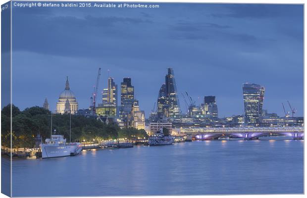 London skyline and river Thames at dusk, London, E Canvas Print by stefano baldini
