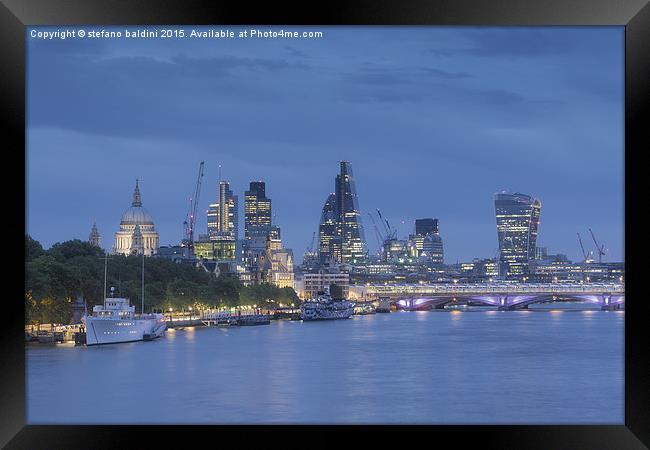 London skyline and river Thames at dusk, London, E Framed Print by stefano baldini
