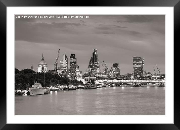 London skyline and river Thames at dusk, London, E Framed Mounted Print by stefano baldini