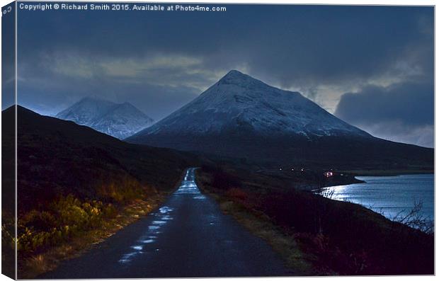  Approaching Glamaig. Canvas Print by Richard Smith