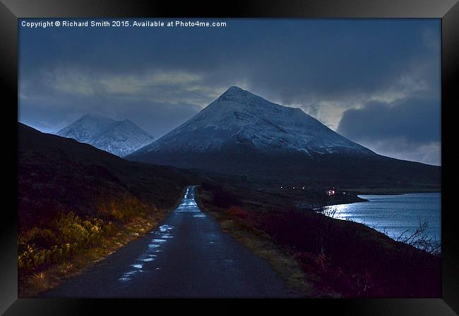  Approaching Glamaig. Framed Print by Richard Smith