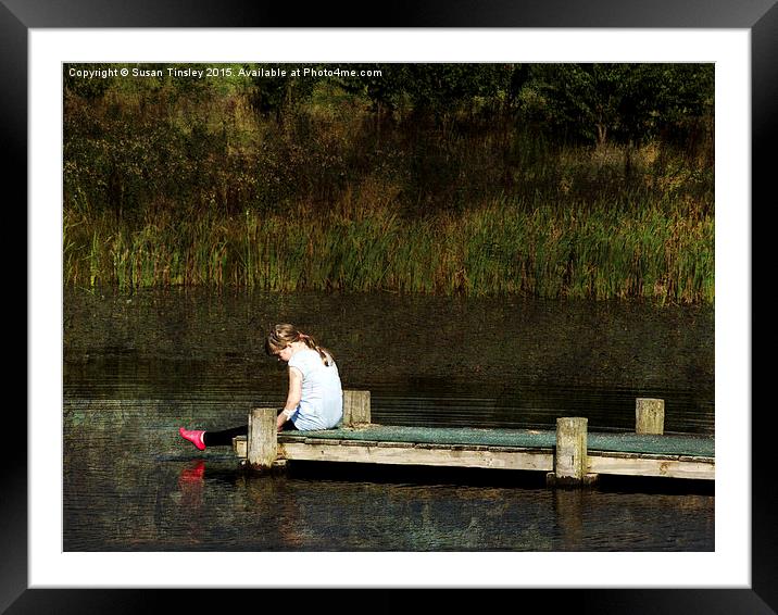 Relaxing on a jetty Framed Mounted Print by Susan Tinsley