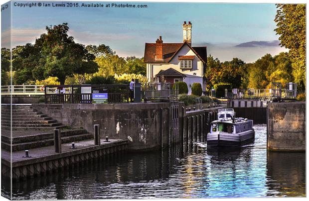  Goring on Thames Lock Canvas Print by Ian Lewis