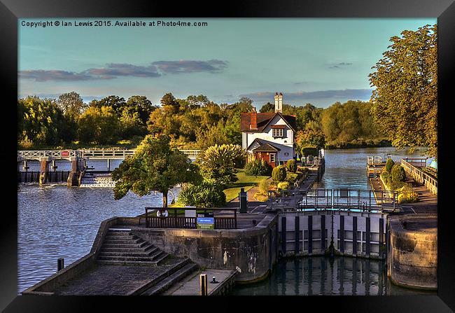 The Thames At Goring  Framed Print by Ian Lewis
