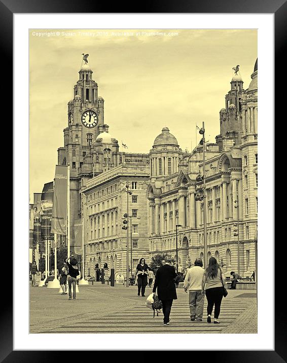 Tourists at the Liver Building Framed Mounted Print by Susan Tinsley