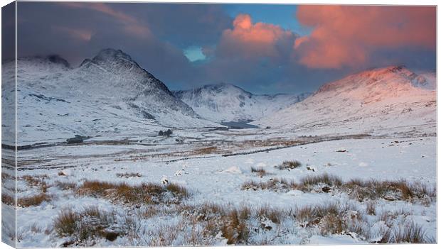  Tryfan with snow Canvas Print by Rory Trappe