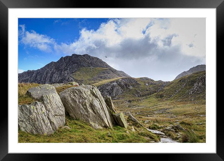 Snowdonia national park Rescue helicopter. Framed Mounted Print by chris smith