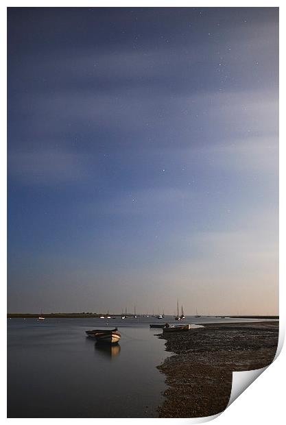 Moonlight on boats under a star filled sky. Branca Print by Liam Grant
