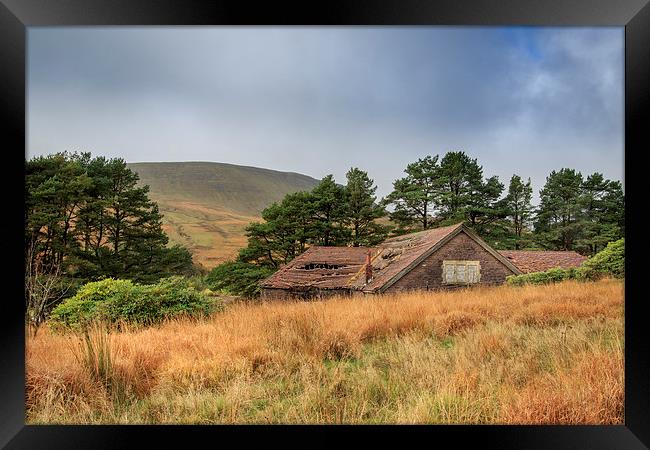 Old ruin house  Framed Print by chris smith