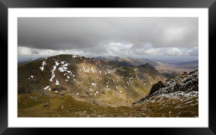  Crib Goch Framed Mounted Print by Lesley Newcombe