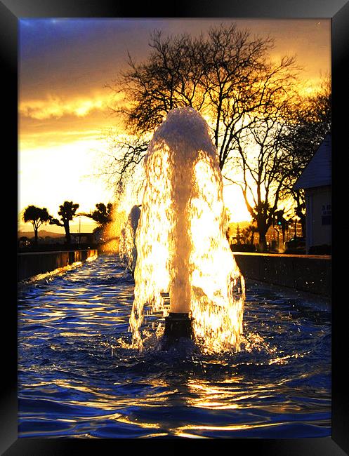 Fountain at sundown Framed Print by Rob Hawkins