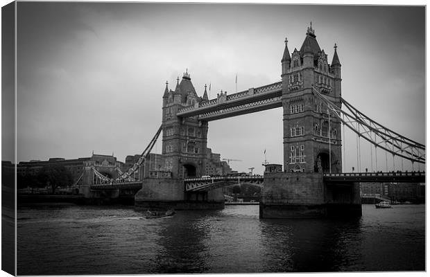 Tower Bridge, London   Canvas Print by chris smith