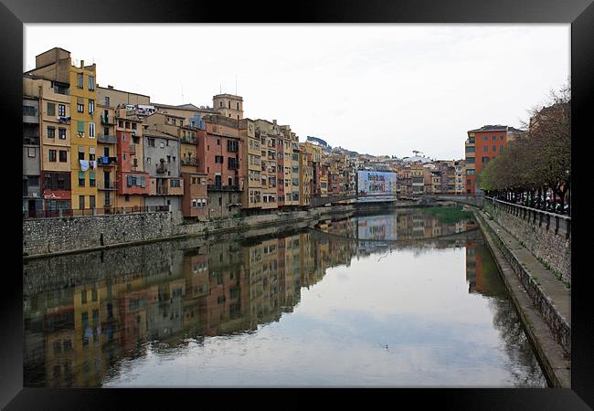 Girona Framed Print by les tobin