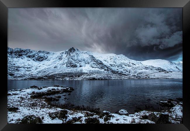 Llyn Idwal Calm before the Storm  Framed Print by Chris Evans
