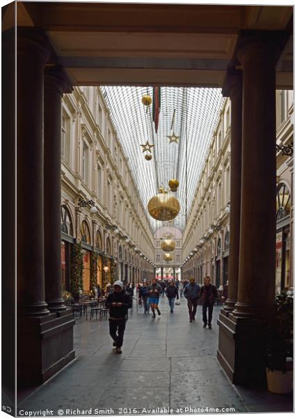 4784 Shopping mall                                 Canvas Print by Richard Smith