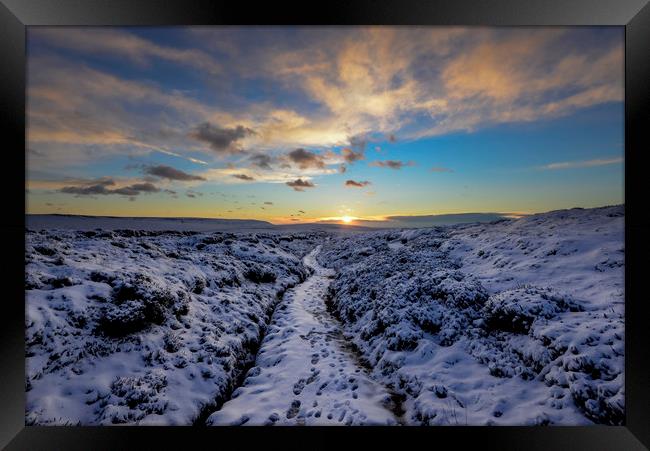 Sunset on the Pennine way Framed Print by Andrew Kearton