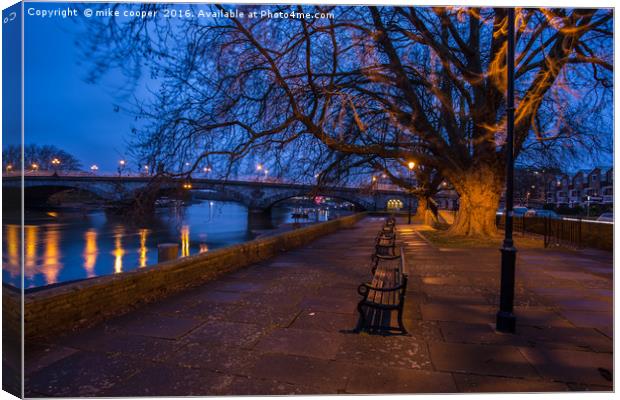 Kew bridge early morning Canvas Print by mike cooper