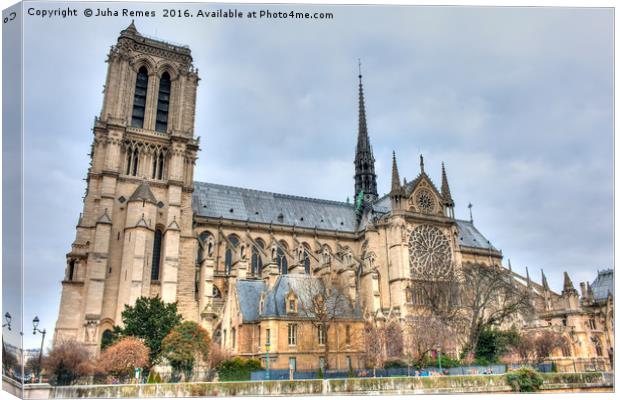 Notre Dame de Paris Canvas Print by Juha Remes