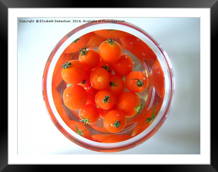 A bowl of baby tomatoes arranged in water. Framed Mounted Print by Elizabeth Debenham