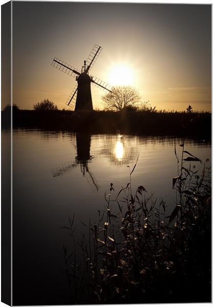 Windmill on river Thurne Canvas Print by Simon Wrigglesworth