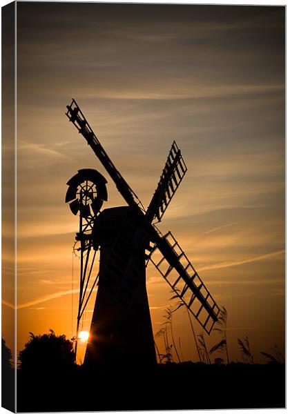 Summer Evening at thurne windmill Canvas Print by Simon Wrigglesworth
