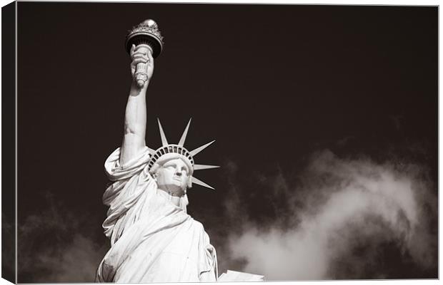 The statue of liberty Canvas Print by Simon Wrigglesworth