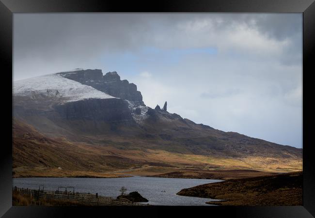 Old Man of Storr  Framed Print by chris smith
