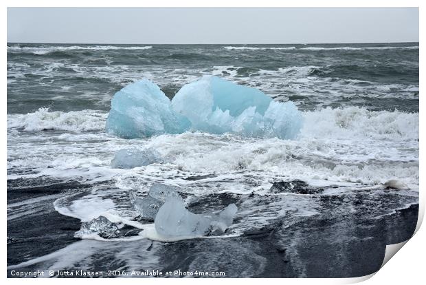 Blue ice floe on volcanic beach Print by Jutta Klassen