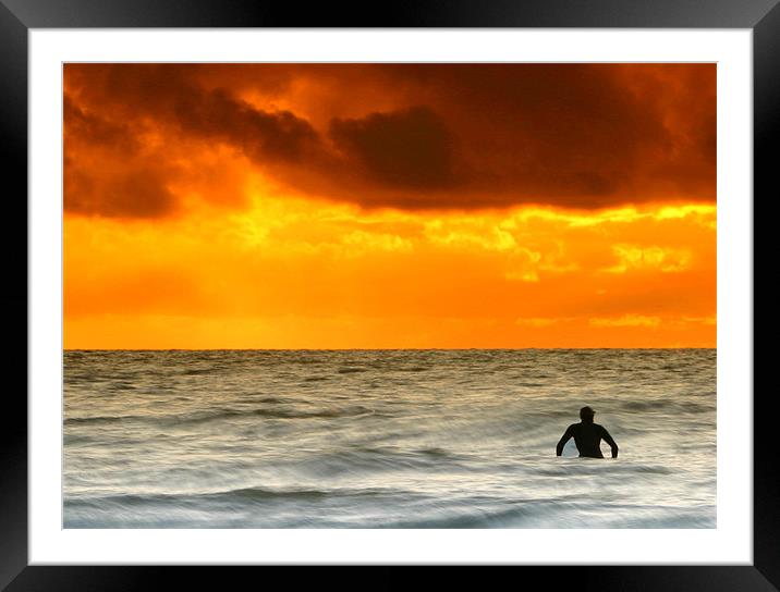Waiting for the perfect wave Framed Mounted Print by Tom Hall