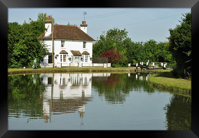 Lock Keepers Cottage nr Marsworth. Framed Print by graham young