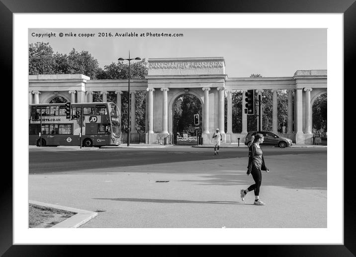 hyde park corner early Sunday morning Framed Mounted Print by mike cooper