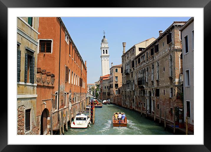 Venice Canal Framed Mounted Print by les tobin
