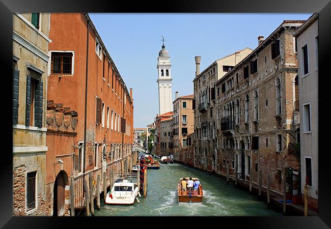 Venice Canal Framed Print by les tobin