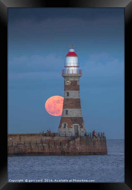 Roker Pier and Lighthouse Moonrise. Framed Print by gary ward