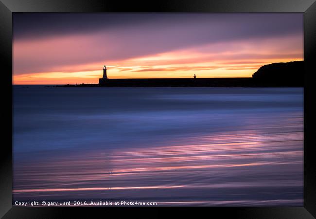 Tynemouth Longsands Beach sunrise Framed Print by gary ward