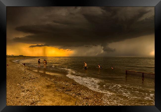 Heacham Beach before the storm Framed Print by Alan Simpson