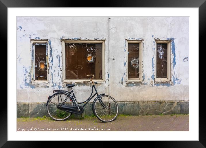 Old Bicycle Framed Mounted Print by Susan Leonard