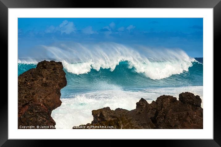 The large and spectacular waves at Hookipa Beach i Framed Mounted Print by Jamie Pham